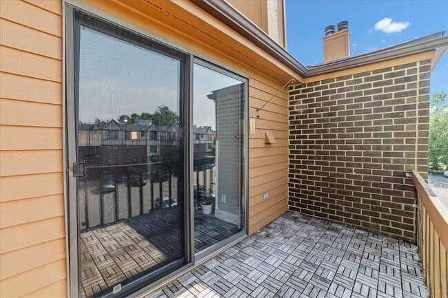 Building Photo - 15 Greenridge Ave