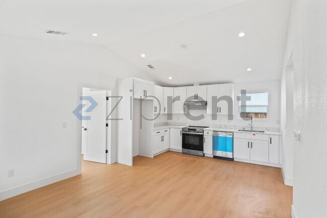 Building Photo - Unit 2