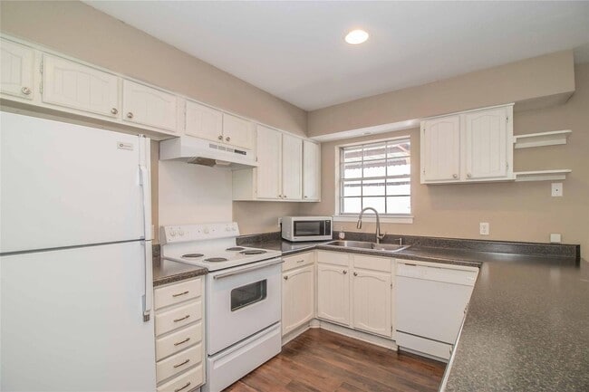 Building Photo - Amazing 2 Bed, 1.5 Bath- Half of Duplex Av...