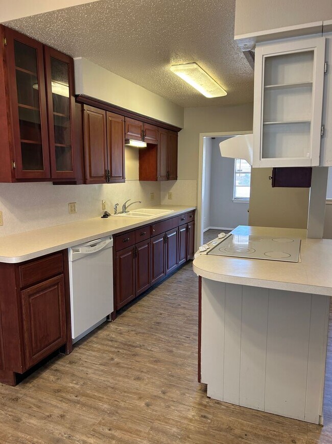 Building Photo - Warm and Charming 3-Bedroom Coming Soon!