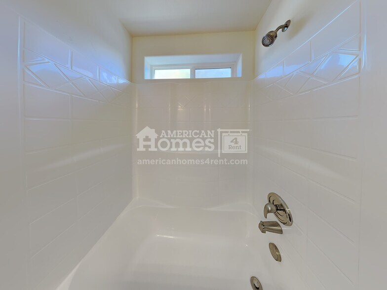 Building Photo - 891 S Threave Ave