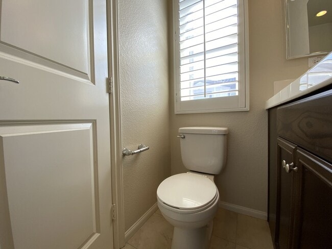 Building Photo - 2bd/2.5ba Townhouse with A/C in San Elijo ...
