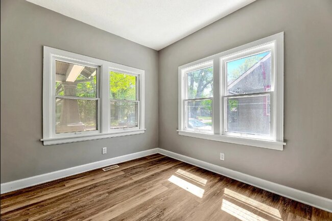 Building Photo - Cute 2 bedroom house near in a great neighborhood, close to shopping, restaurants, and easy highw...