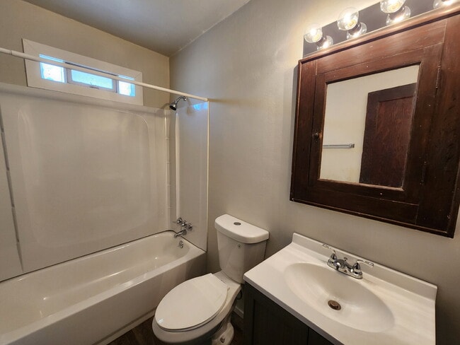 Building Photo - 2 Bedroom Lower Heat & Water Included