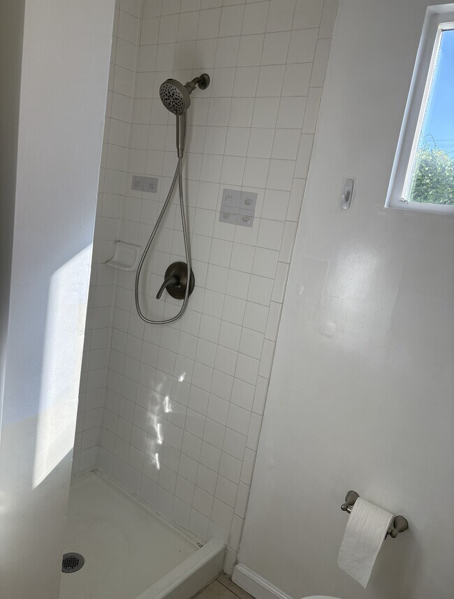 shower - 3052 West Blvd