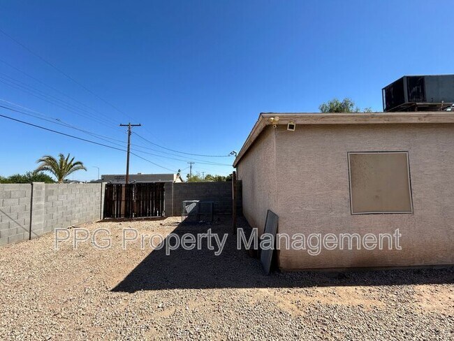 Building Photo - 15601 N Verde St