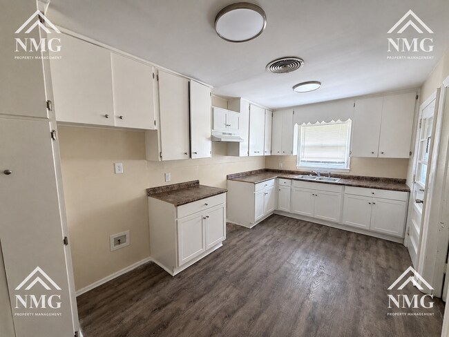 Building Photo - 215 Wildwood Ter