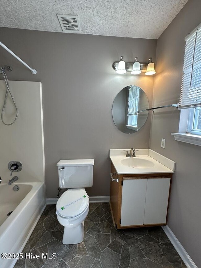 Building Photo - 204 Live Oak Ct