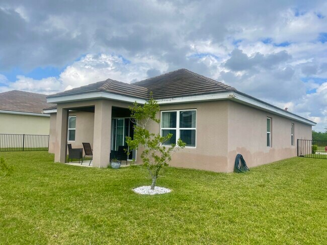Building Photo - 10574 SW Cambria Ln