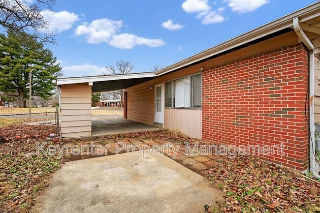 Building Photo - 900 Paddock Dr