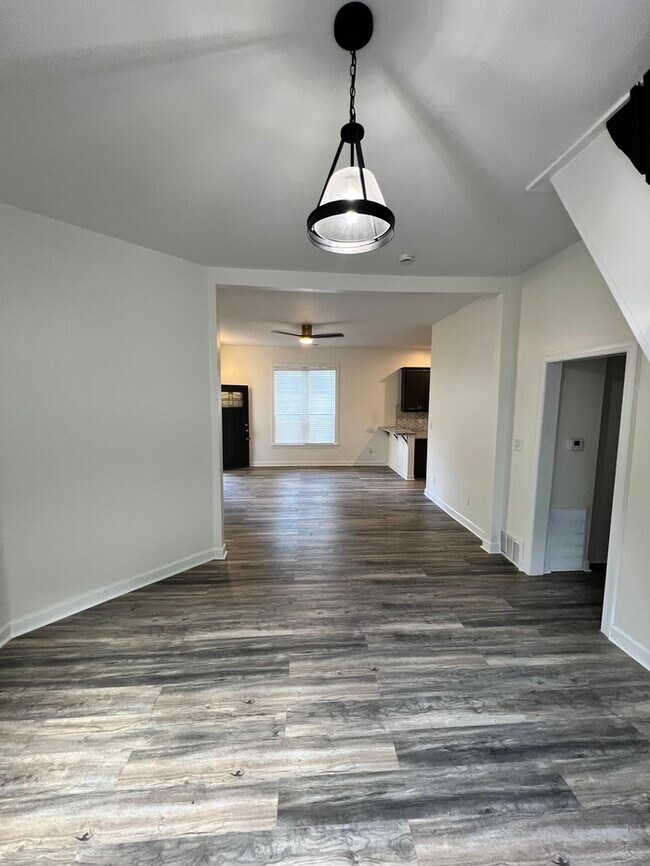 Building Photo - Newly Renovated Rental Home