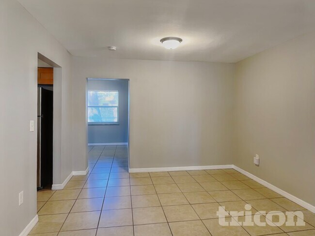 Building Photo - 1430 Thames Ln