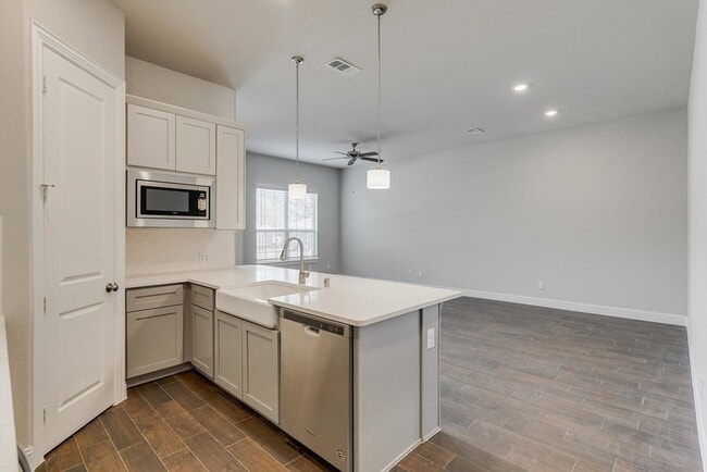 Building Photo - 2225 Apex Dr