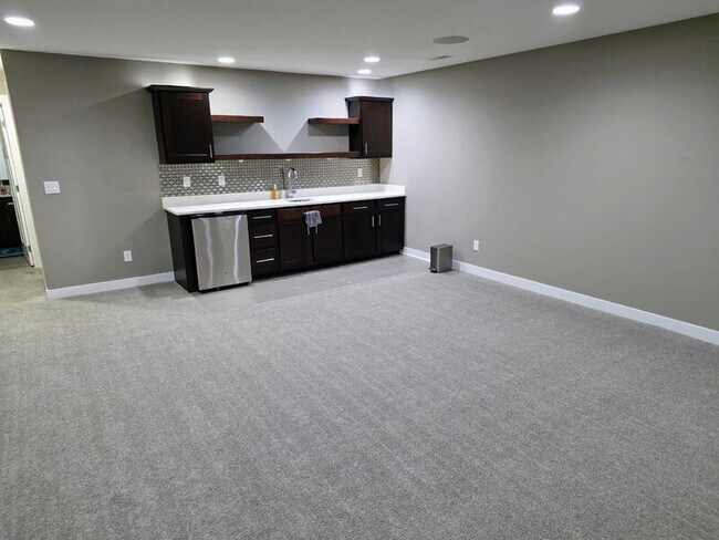 Building Photo - 482 NE Westgate Dr