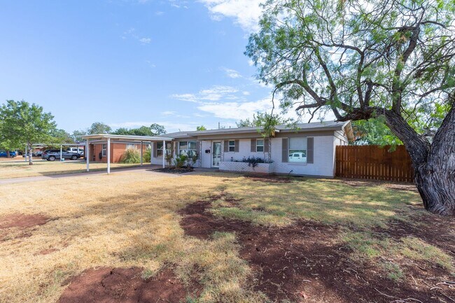 Building Photo - 633 S La Salle Dr