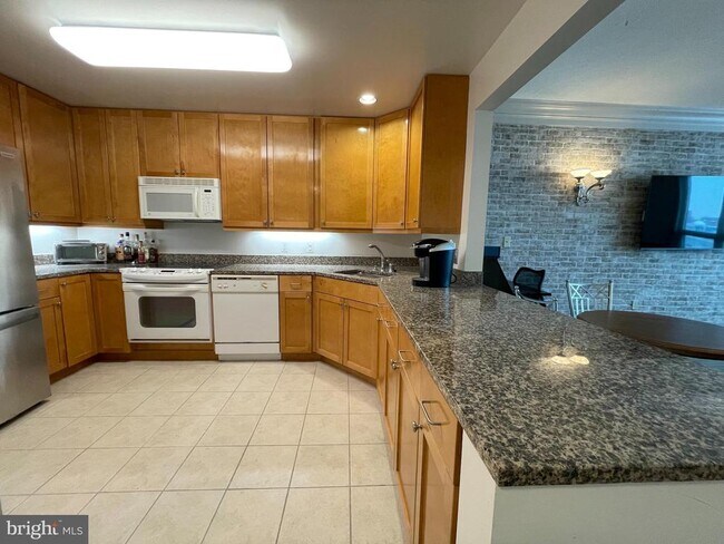 Building Photo - 717 S Christopher Columbus Blvd