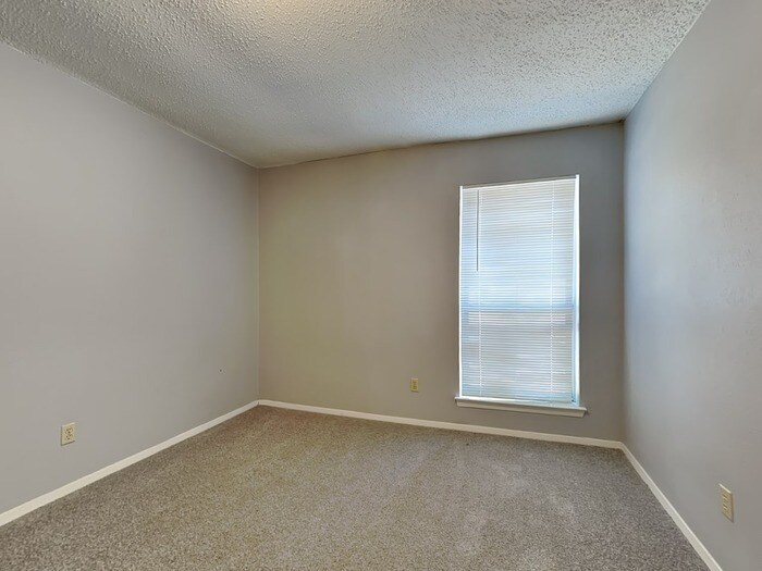 Building Photo - 1810 Hemlock Dr