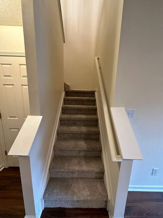 Building Photo - Great 2 Bedroom 2.5 Bath in Ridge Creek!