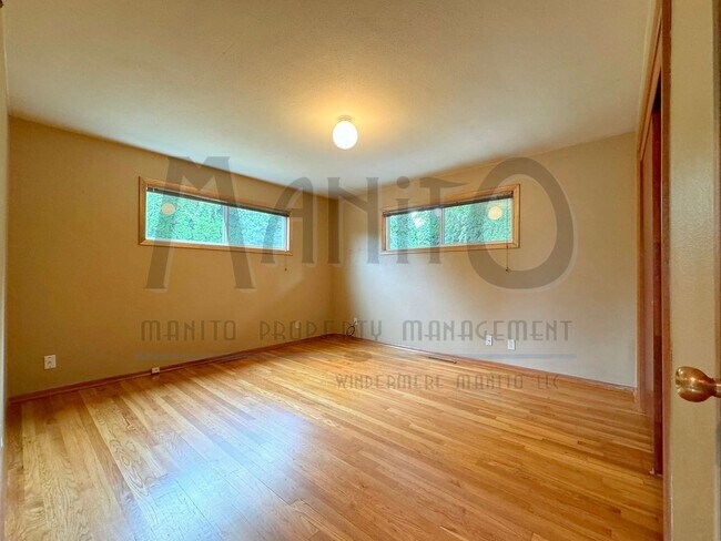 Building Photo - Stunning & Spacious South Hill Home