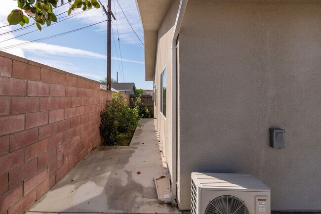 Building Photo - 9548 W Live Oak Ave