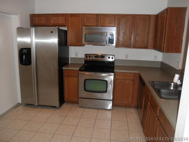Building Photo - 2205 Oakmont Dr