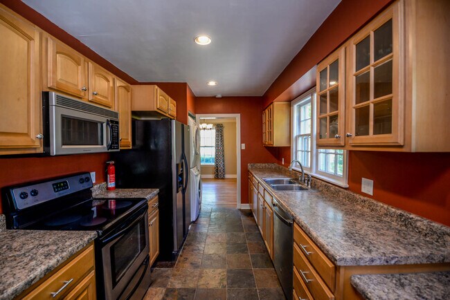 Building Photo - 3590 Shirlwood Ave