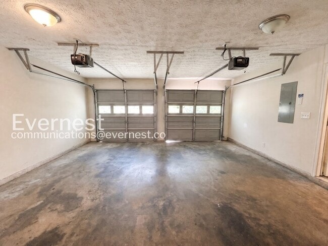 Building Photo - 3 Bed, 2 Bath Home with Garage / Pet-Friendly / Available Now!