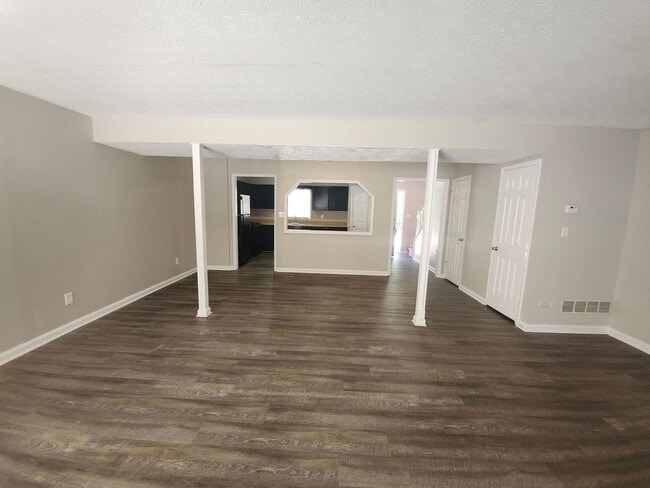 Building Photo - Affordable 2 Bedroom, 2.5 Bath in Prime St...