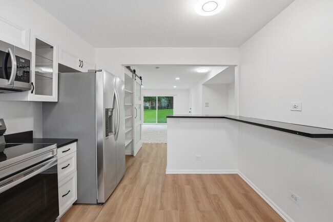 Building Photo - 9388 Bay Colony Dr