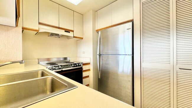 Building Photo - HIGHLY DESIRABLE 2 BED/2 BATH SPECTACULAR ...