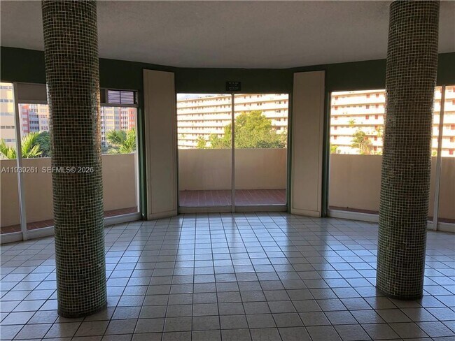 Building Photo - 1750 NE 191st St