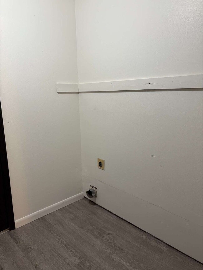 Building Photo - 2 bedroom duplex - Bennett