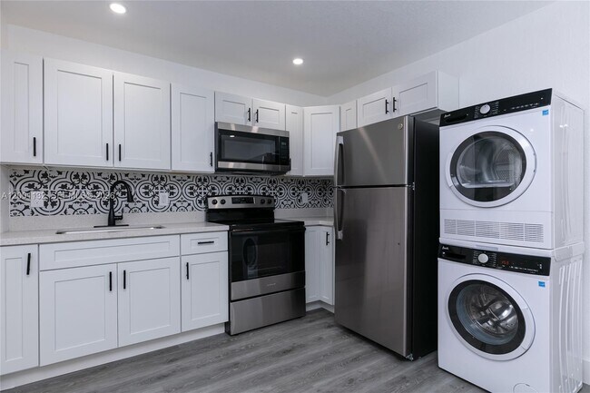 Building Photo - 6125 SW 40th Ct