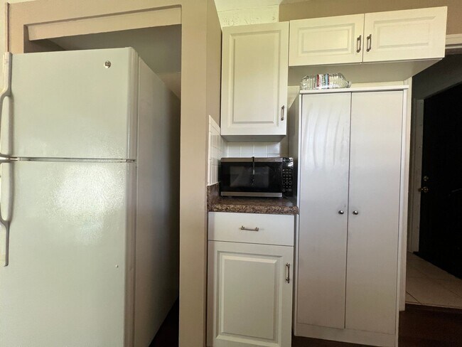 Building Photo - $1,350 ** Annual Lease ** 2 Bedroom / 1 Bath * Single Family ** Port Charlotte ** Canal