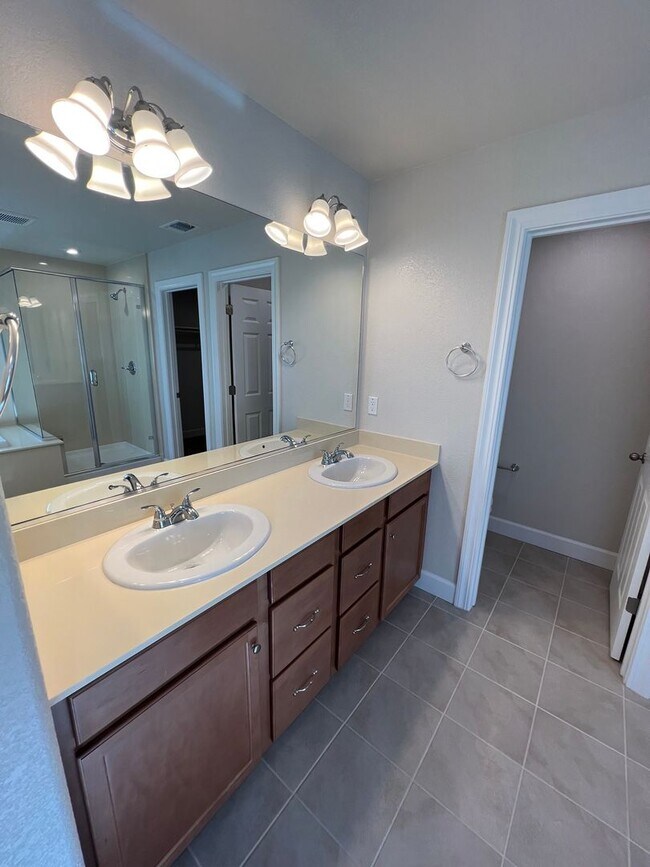 Building Photo - Newer 4 Bedroom Solar Home in Rocklin! Easy Access to I-80!
