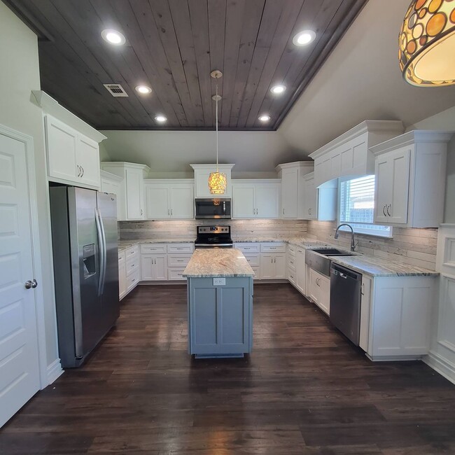 Building Photo - Spacious 4-Bedroom Home with Modern Featur...