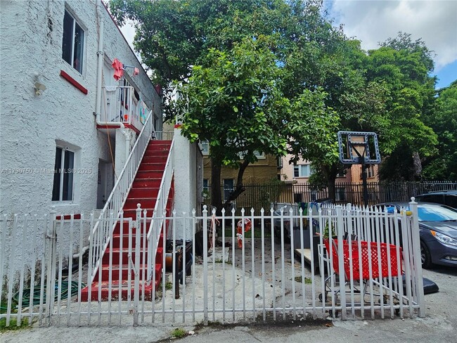 Building Photo - 977 SW 5th St