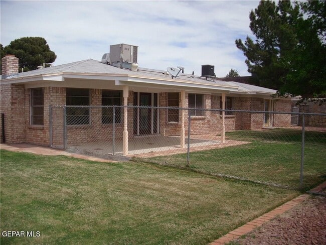 Building Photo - 3610 Buxton Dr