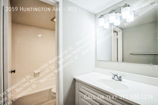 Building Photo - Stunning 9th-Floor Studio w/ Panoramic Cit...