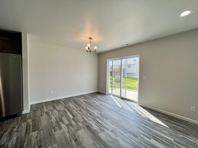 Building Photo - 4 Bed | 2 Bath | 2 Stall Garage | Single Family Home