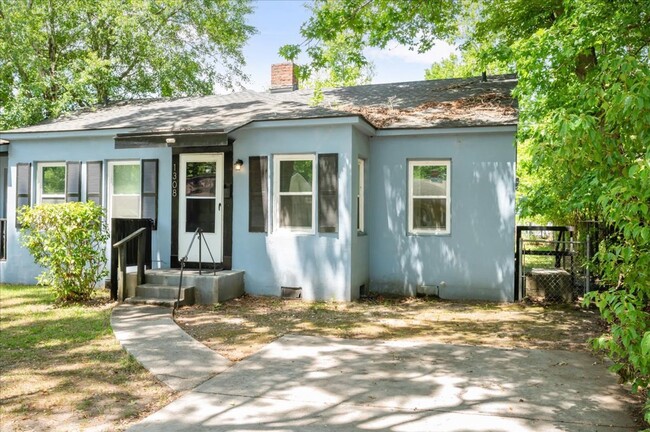Building Photo - Cozy Duplex Unit with Fully Fenced Back Yard