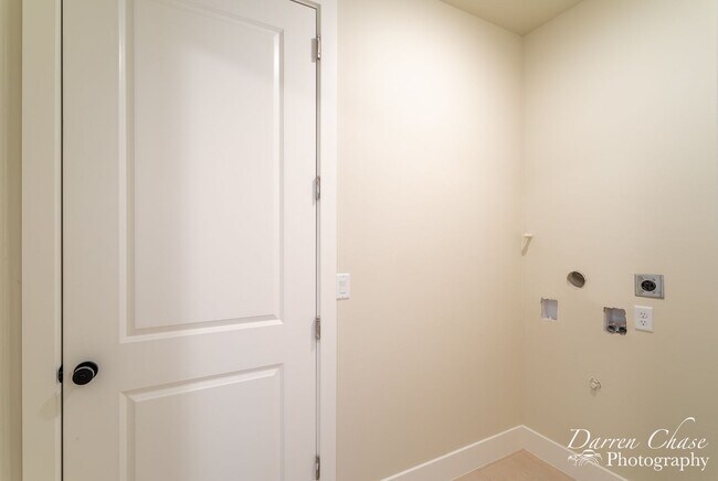 Building Photo - Beautiful!! End unit! 4 bedroom, 2.5 bathroom townhome in Hurricane!