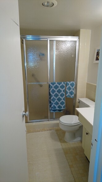 Master bathroom - 5101 River Rd