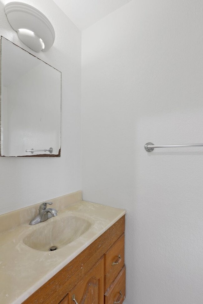 Building Photo - Charming 3 Bedroom / 1.5 Bathroom Home in ...