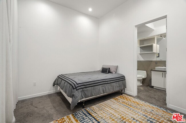 Building Photo - 710 Orlando Ave