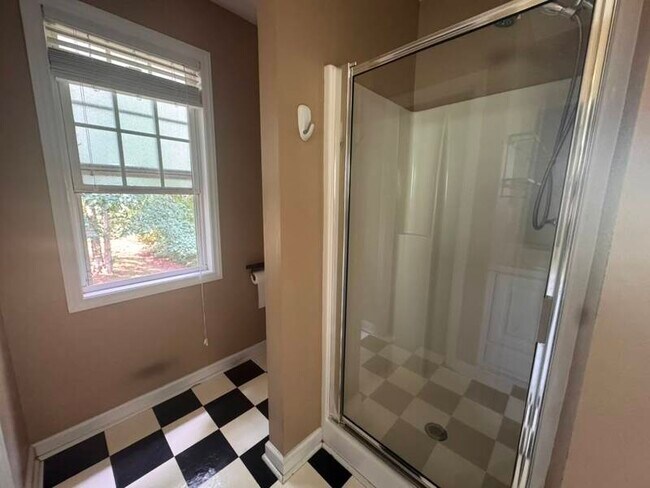 Building Photo - 547 Lockwood Dr