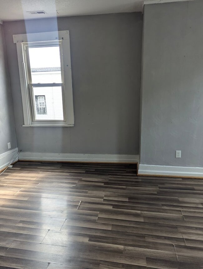Building Photo - MOVE IN READY 4 Bedroom in the Heart of Portsmouth!