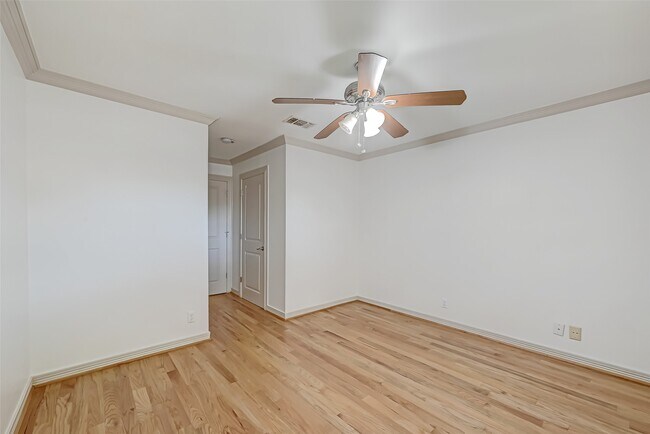 Building Photo - 5611 Briarbend Dr