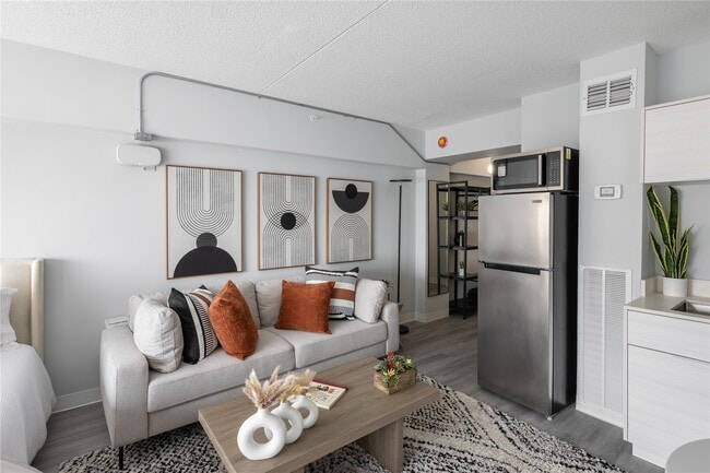 Building Photo - 16 W 10th St