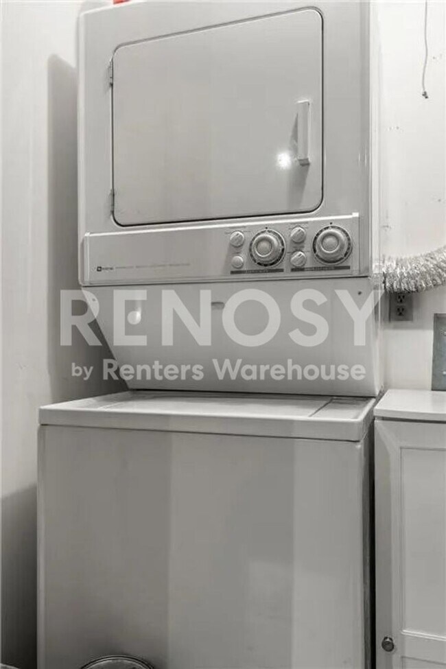 Building Photo - Downtown Luxury Condo Available!